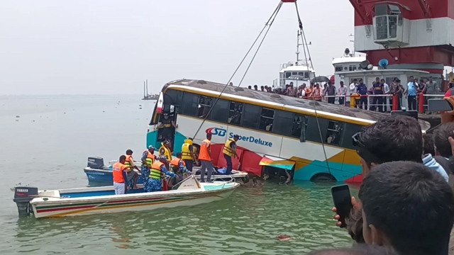 যেভাবে প্রাণে বাঁচলেন পদ্মায় ডুবে যাওয়া বাসের সব যাত্রী
